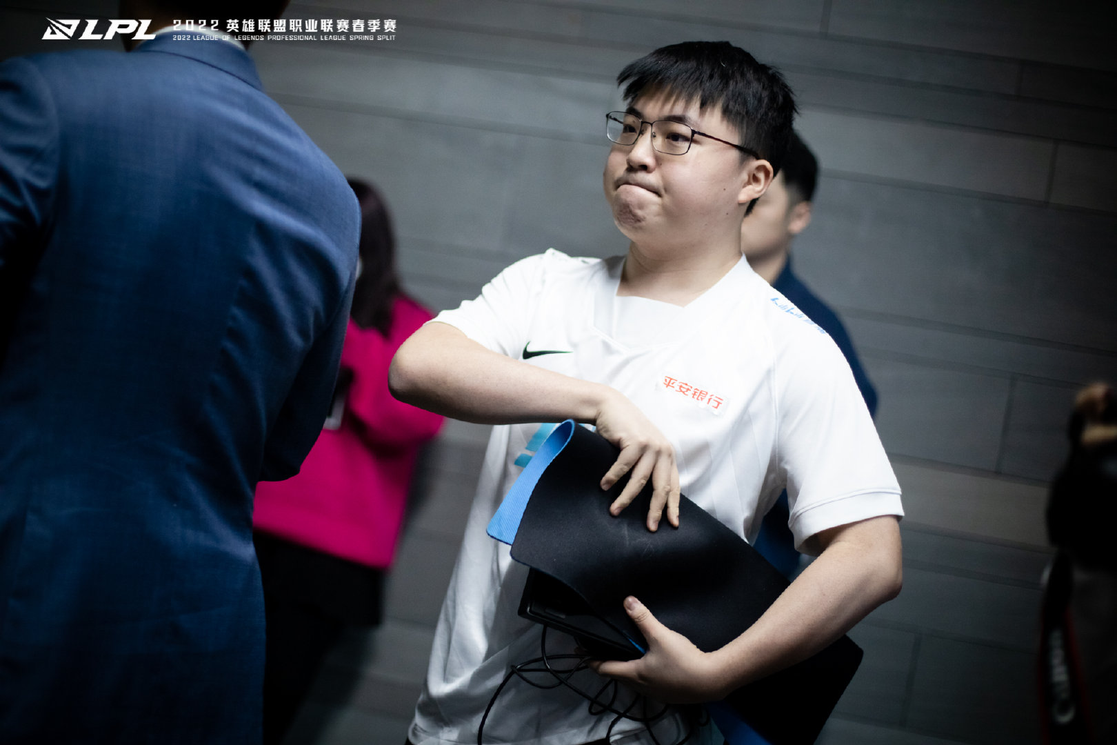 开云app-反败为胜引发热议!,Uzi在巴塞罗那比赛中爆冷热度持续攀升-开云app