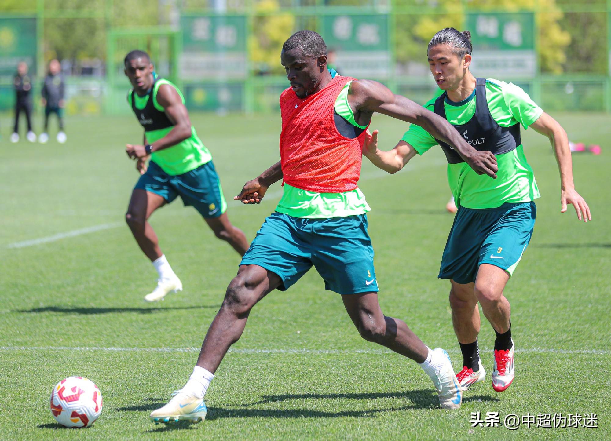 开云体育-英超赛程吃紧；北京国安转会期单刀错失；引发热议；年轻球员得到机会-开云体育